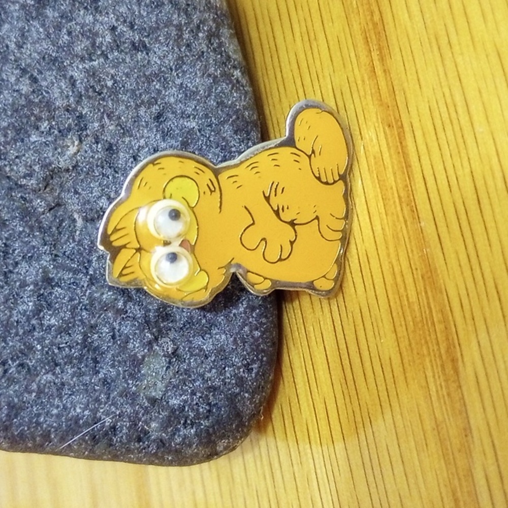 Hard to find Vintage Garfield Pin enamel with googly eyes